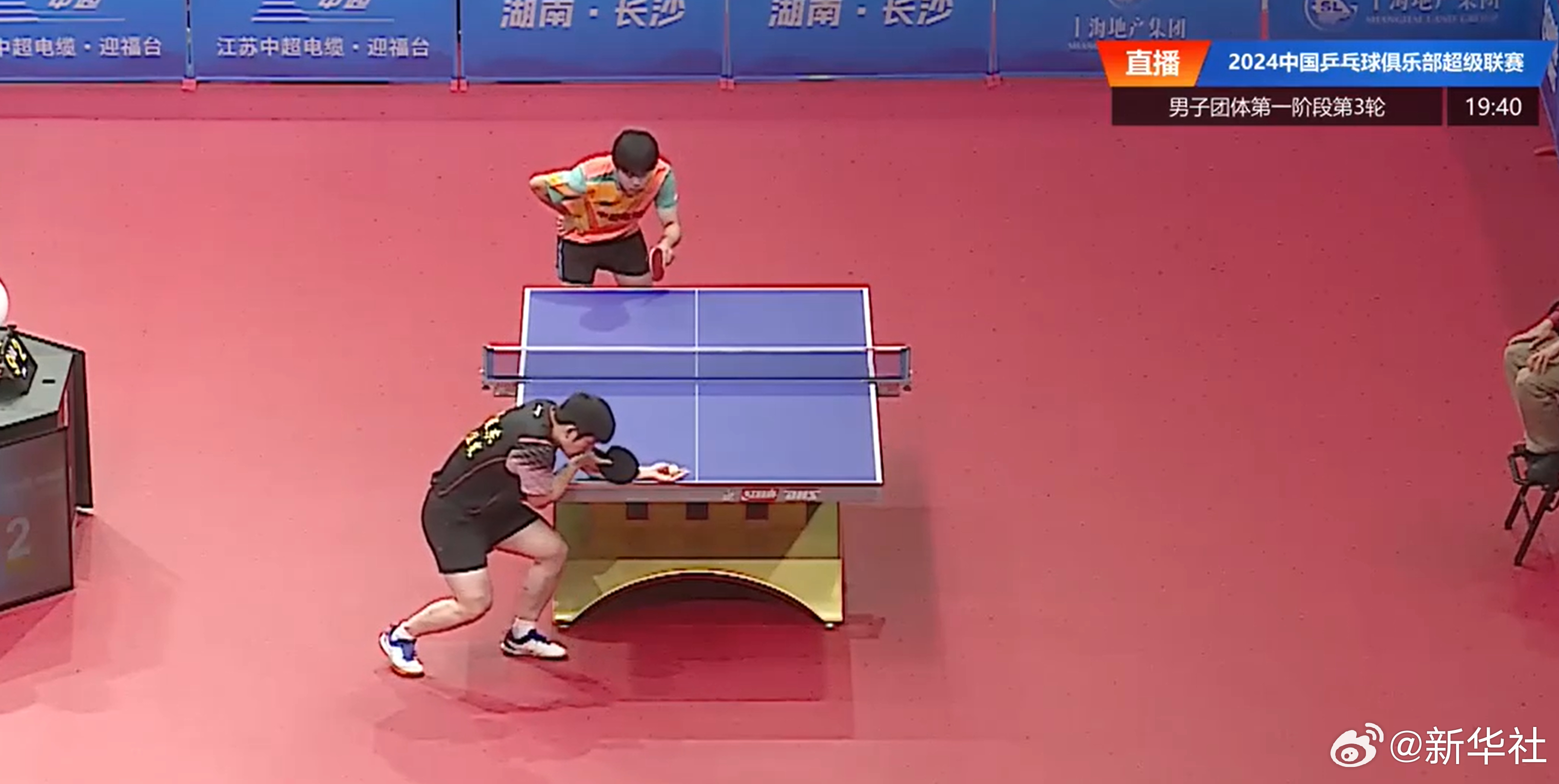 乒乓球比赛选手实力碾压对手