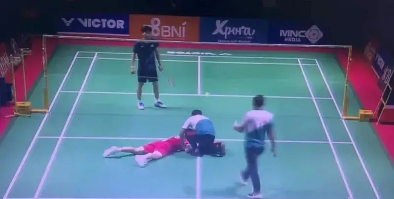 中国羽毛球队翻盘印尼羽毛球队，谌龙完成帽子戏法