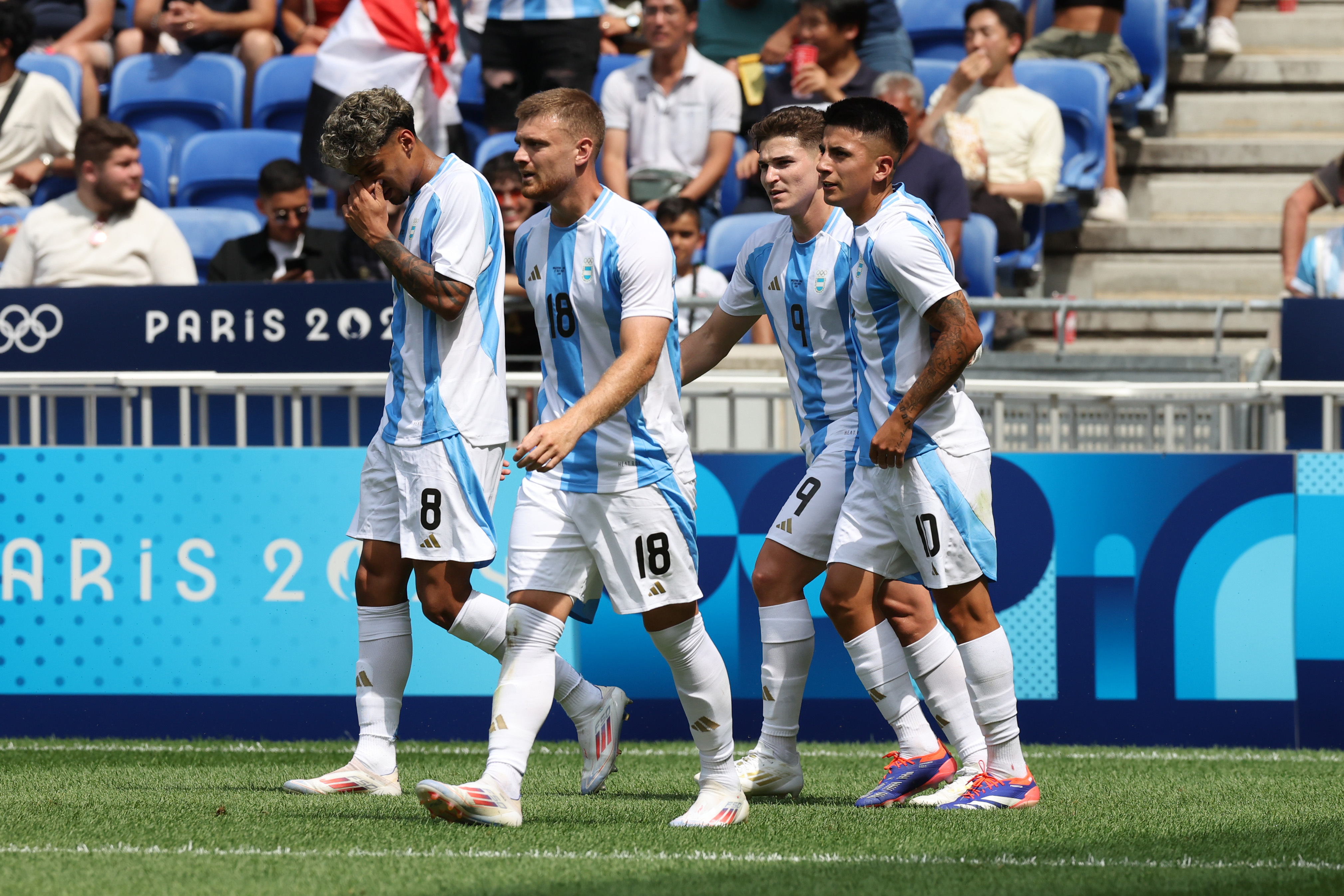 梅西领衔阿根廷队出征，备战关键比赛